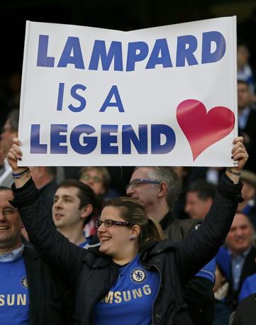 Una tifosa del Chelsea ricorda che Lampard  una leggenda. Reuters